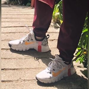 Nike met con